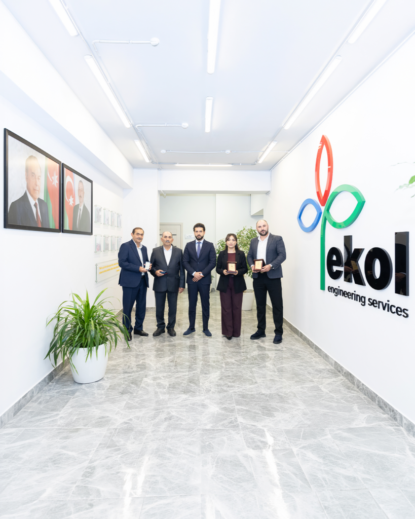 Ekol ofisində Baş direktor Ayxan Əliyev SOCAR tərəfindən təltif olunan dörd əməkdaşla birlikdə